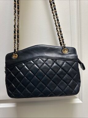 Elegant Black Vintage 100% Authentic Chanel Quilted Shoulder Bag